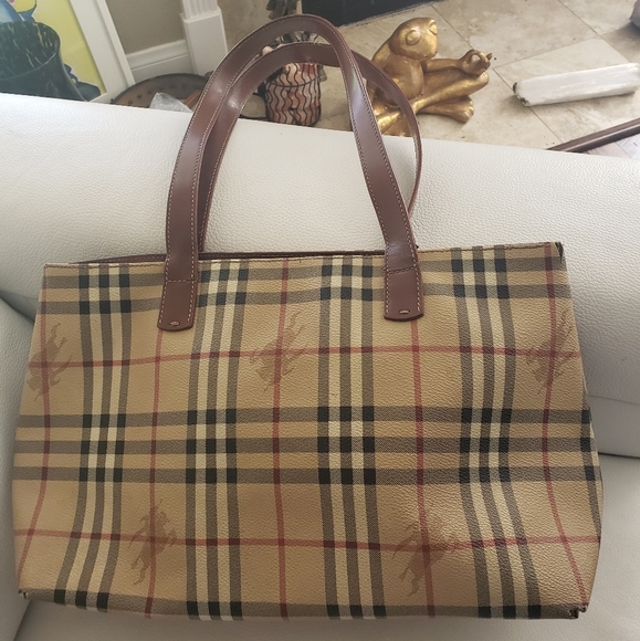 Burberry Nova Check comes with a duatbag non burberry - Picture 1 of 10